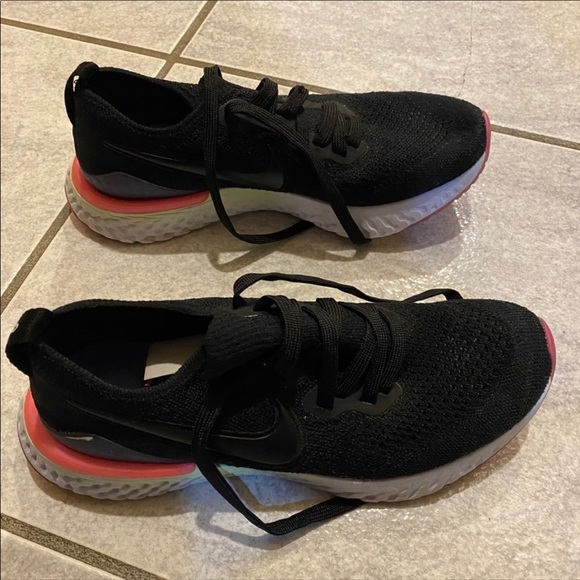 Nike Women’s Epic React Flyknit 2 Running - Picture 2 of 3